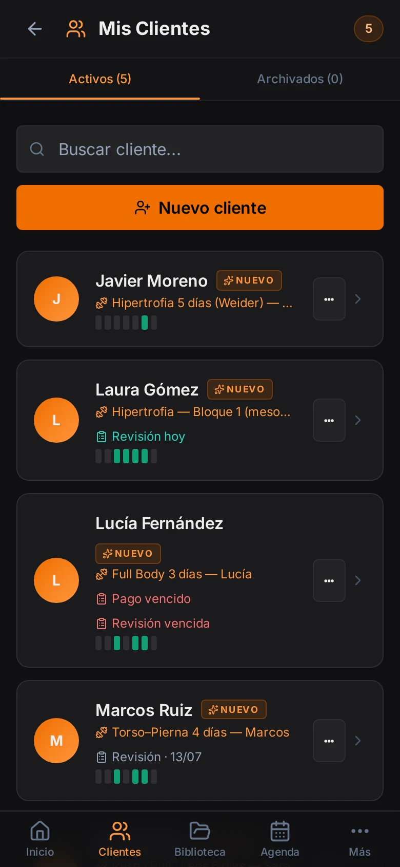 Panel del entrenador — lista de clientes con actividad reciente
